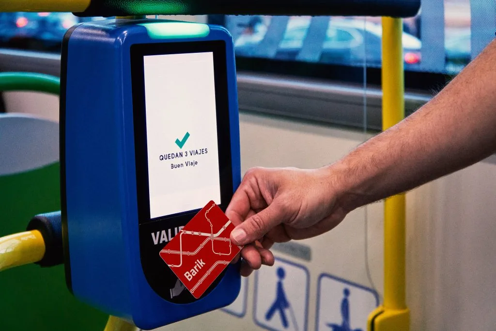 Validando una tarjeta Barrik en el autobús